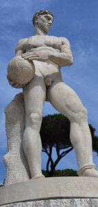 statue stadio dei marmi giocatore di pallone